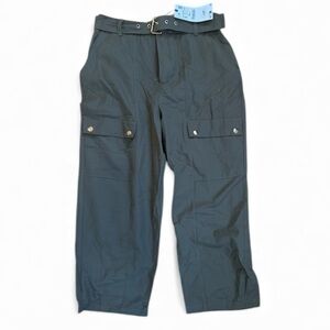 Zara. Olive green cropped pants. size S